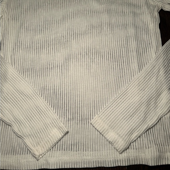 H&M white striped mesh top 3 for $10🛍️ - Picture 3 of 3